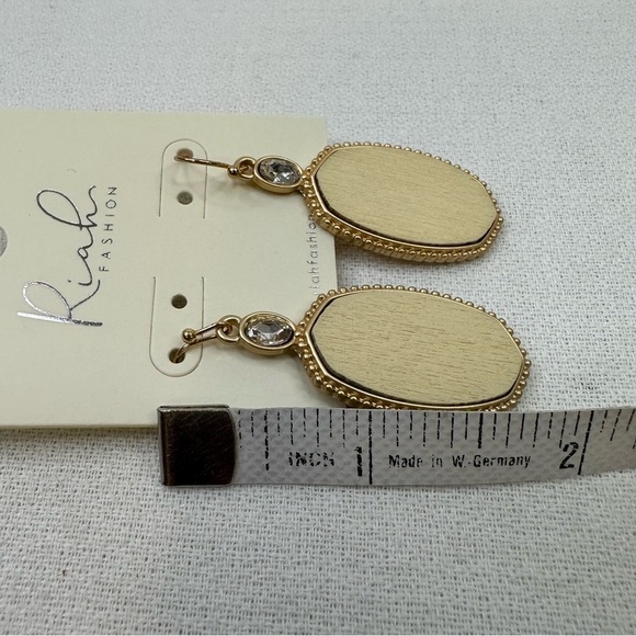 Dangle Earrings Beige And Gold Tone - Picture 6 of 6